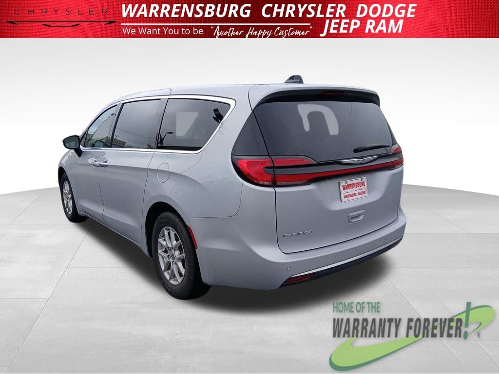 Used 2024 Chrysler Pacifica Touring-L image 6