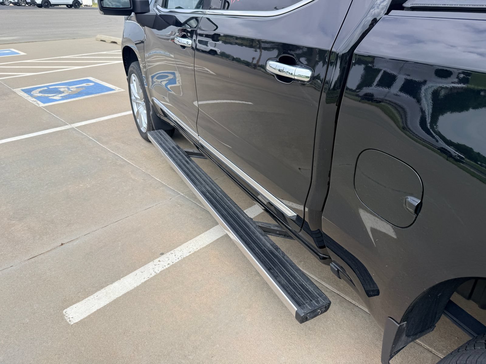 Used 2025 Chevrolet Silverado 1500 High Country w/ High Country Premium Package AWD/4WD image 11