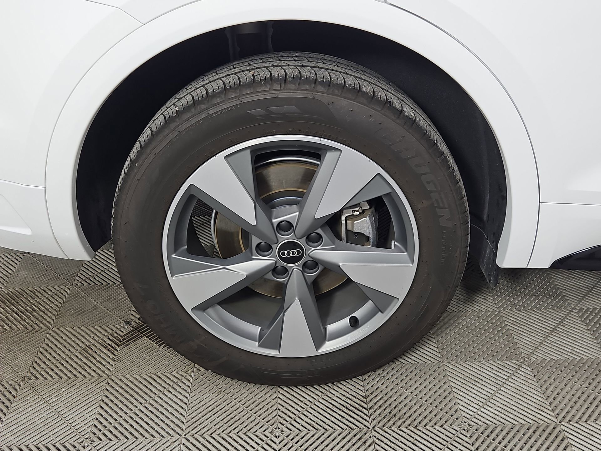 Certified 2025 Audi Q5 2.0T Premium w/ Convenience Plus Package image 9