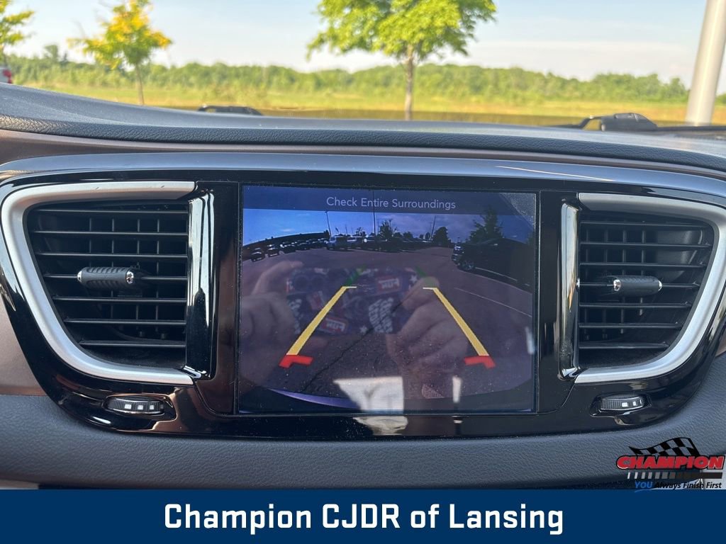Used 2017 Chrysler Pacifica Touring FWD image 27