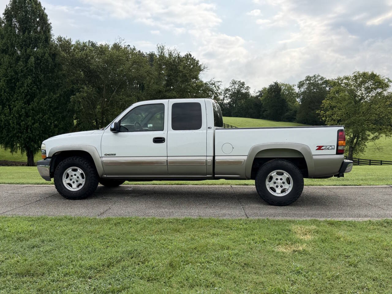 Used 2002 Chevrolet Silverado 1500 LS w/ Off-Road Pkg AWD/4WD image 2