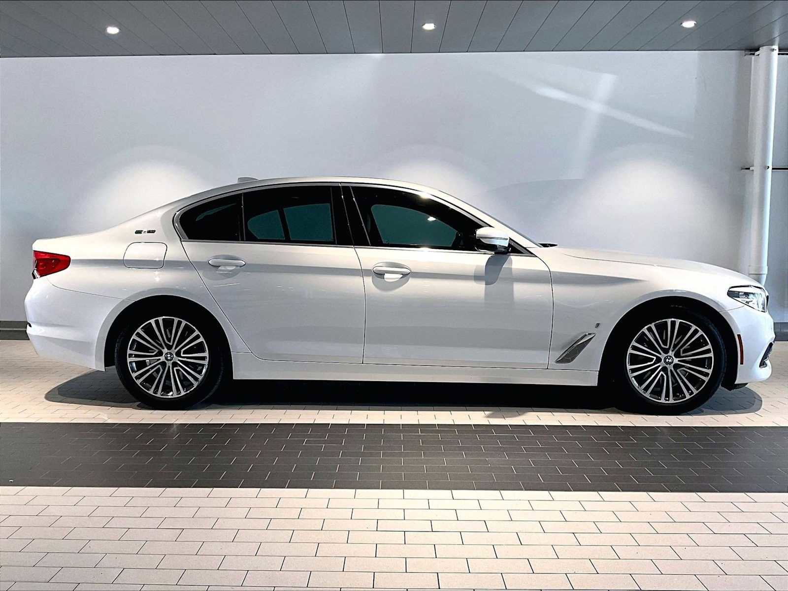 Used 2019 BMW 530e w/ Convenience Package image 11