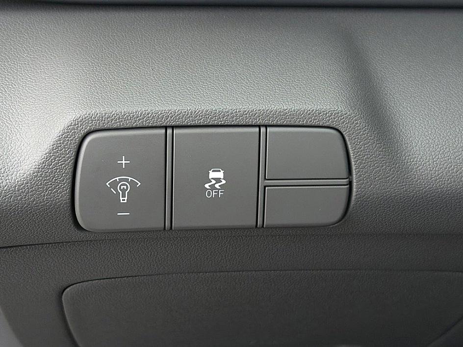 Certified 2024 Hyundai Elantra SEL image 17