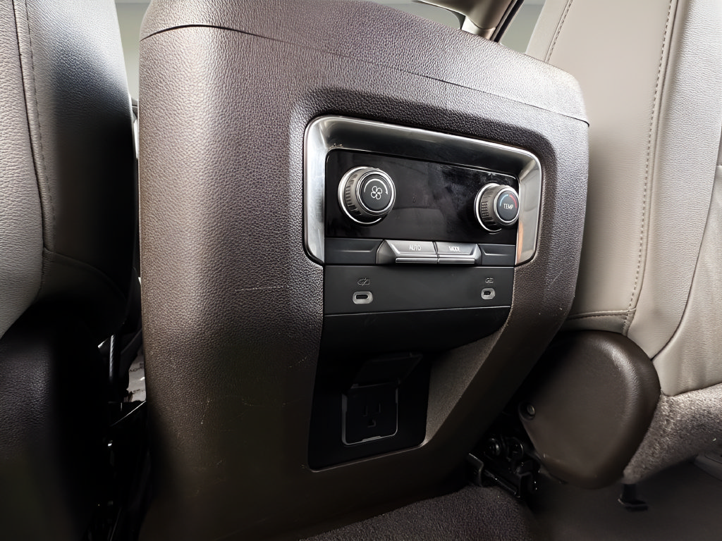 Used 2024 Chevrolet Suburban LT RWD image 18