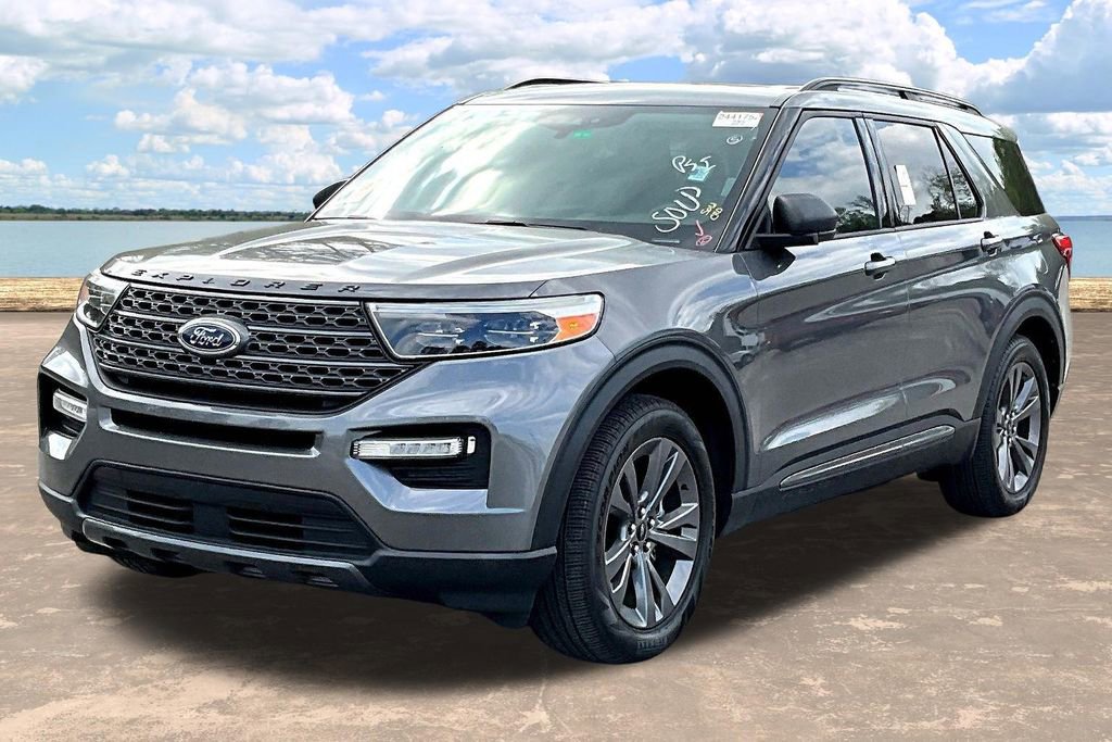 Used 2021 Ford Explorer XLT w/ Equipment Group 202A image 2