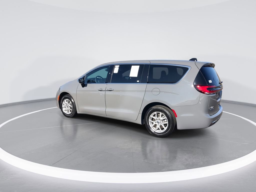 Used 2025 Chrysler Pacifica Select image 6
