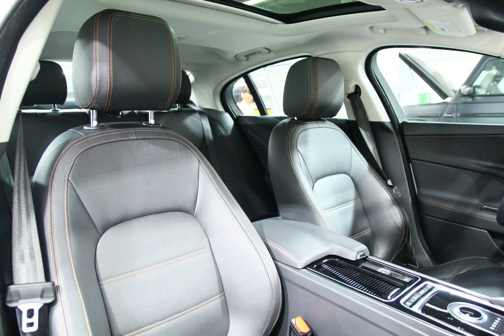 Used 2019 Jaguar XE Prestige image 22