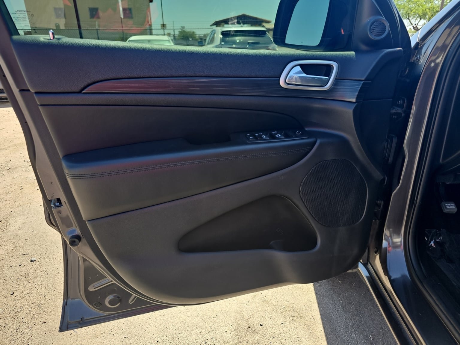 Used 2019 Jeep Grand Cherokee Altitude AWD/4WD image 11