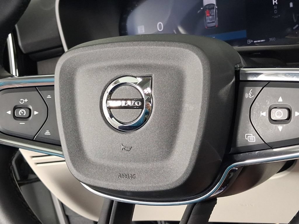 Certified 2026 Volvo XC40 B5 Plus AWD/4WD image 32