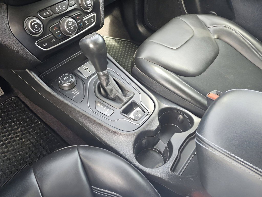 Used 2019 Jeep Cherokee Latitude Plus w/ Comfort/Convenience Group AWD/4WD image 30