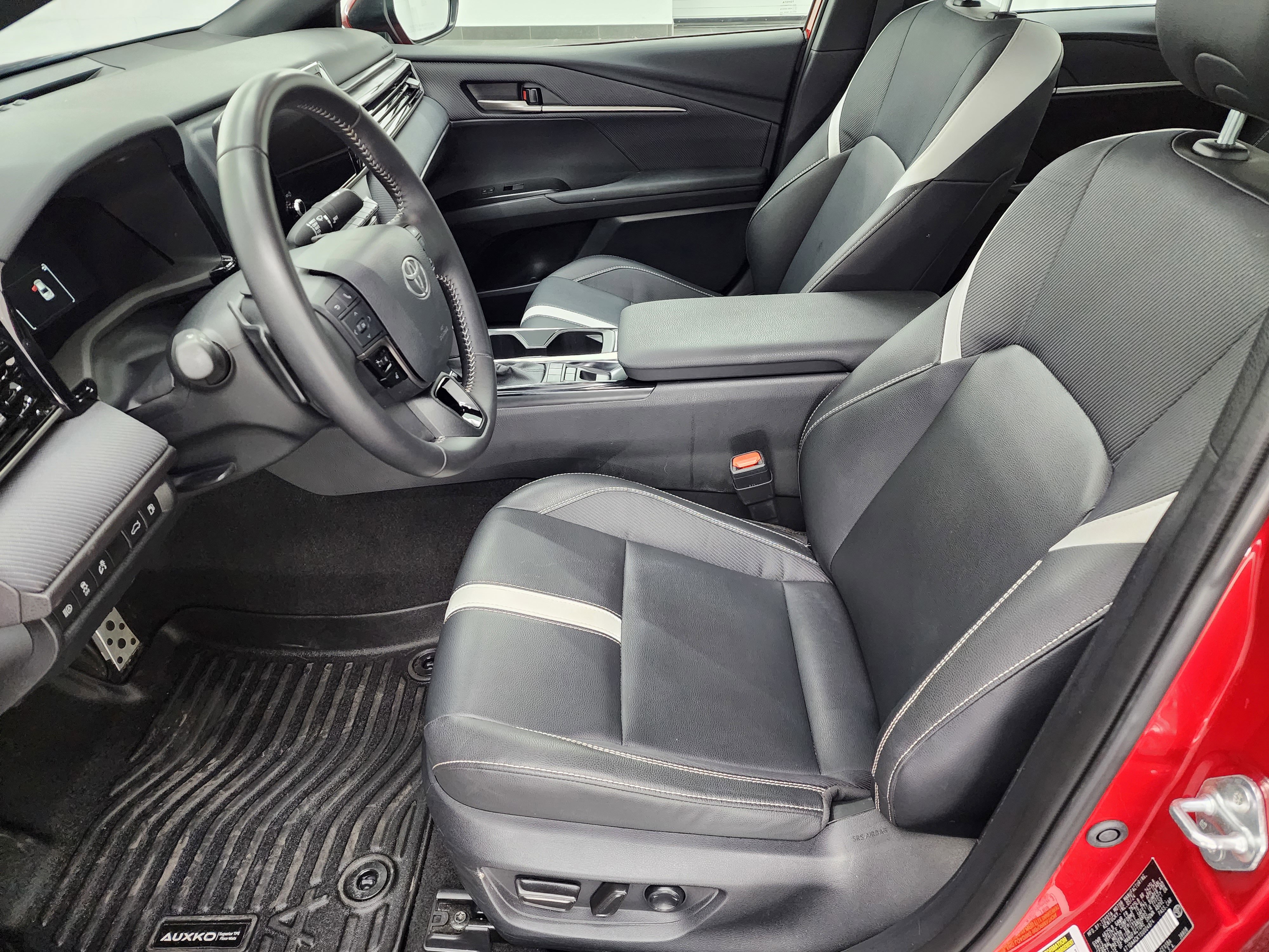 Used 2025 Toyota Camry SE image 8