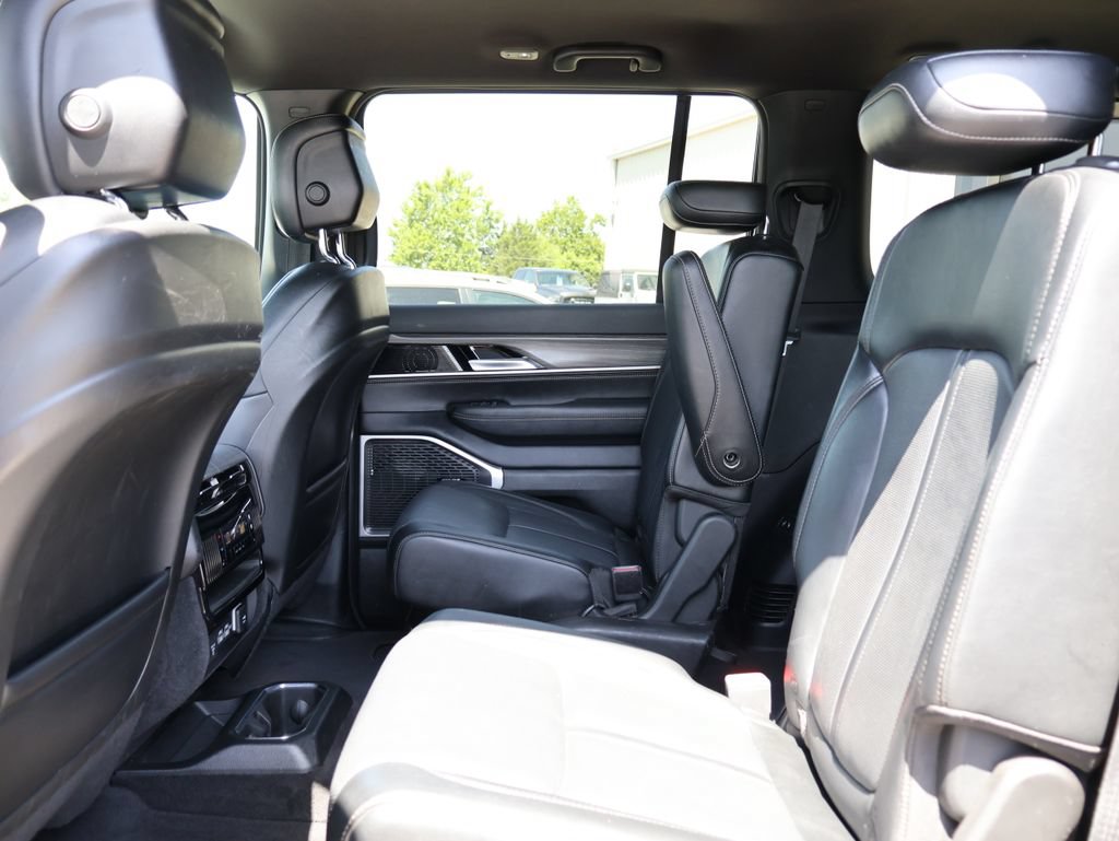 Used 2024 Jeep Wagoneer Series III AWD/4WD image 19