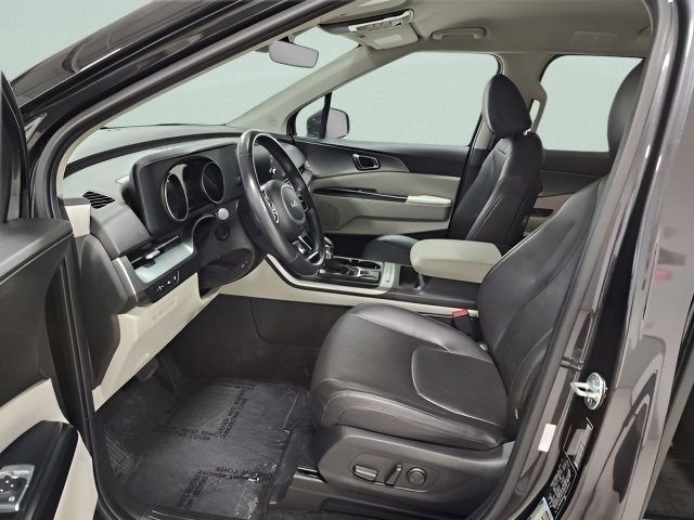 Used 2023 Kia Carnival LX FWD image 16