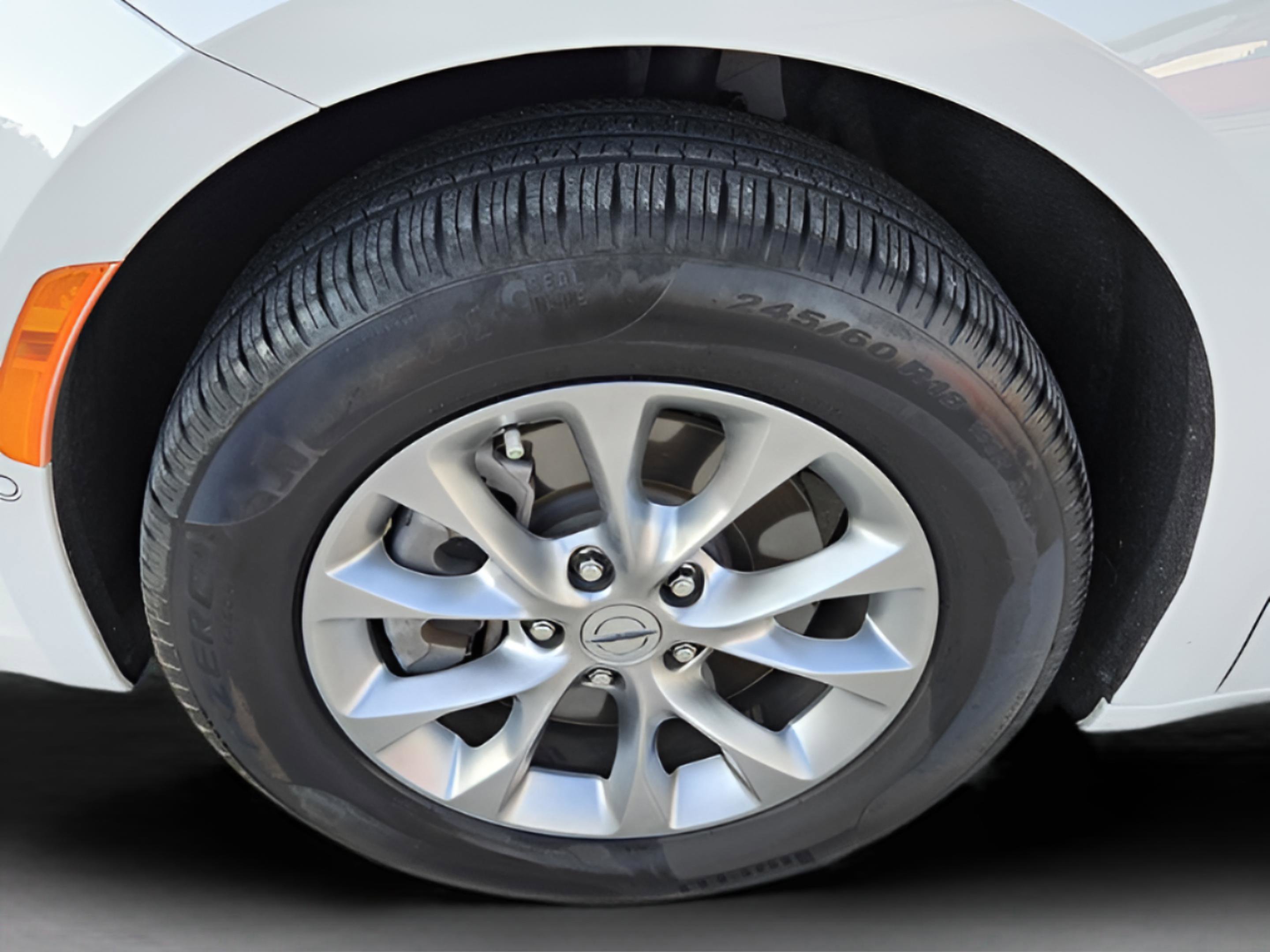 Used 2023 Chrysler Pacifica Touring-L image 38