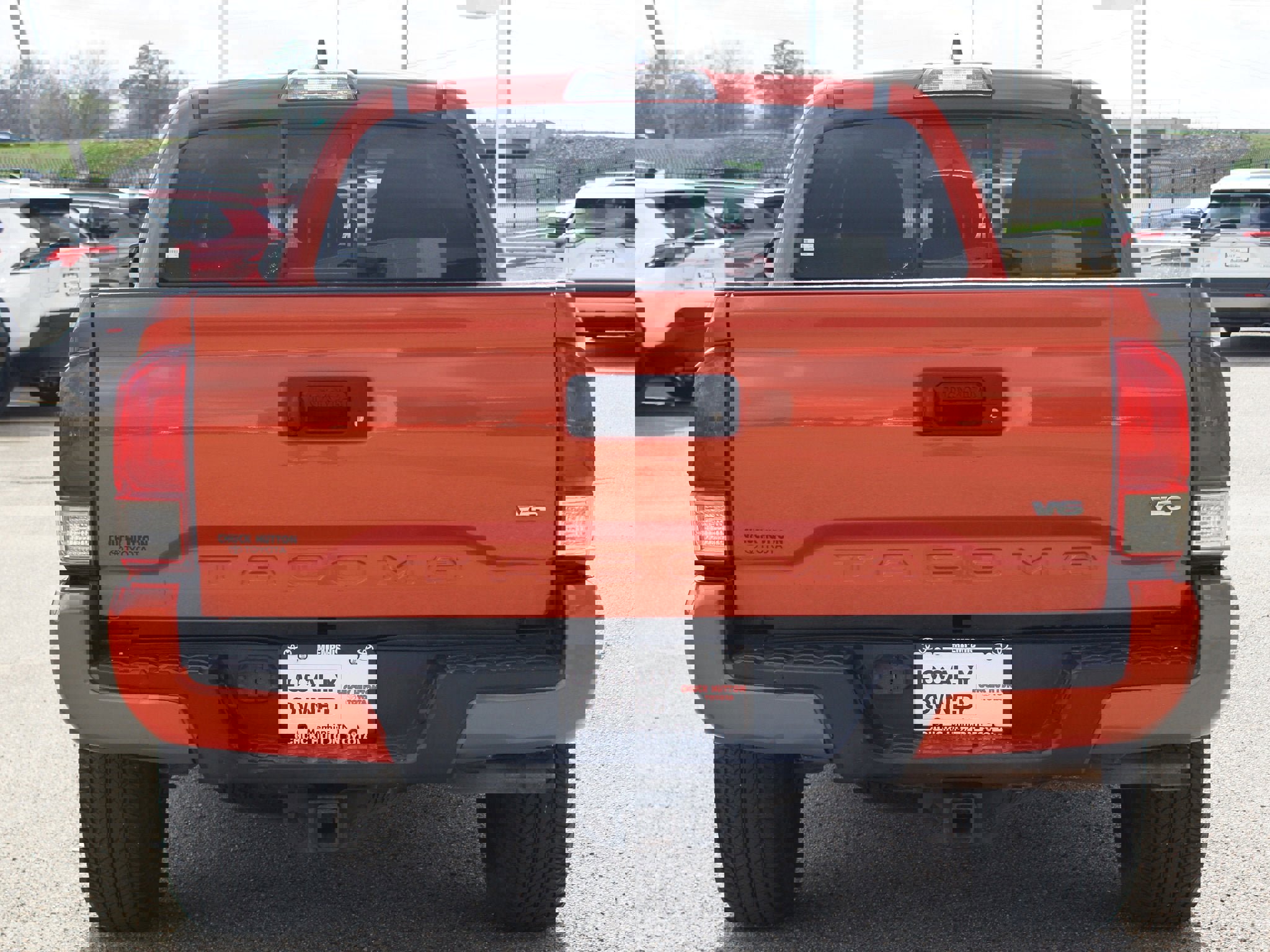 Used 2016 Toyota Tacoma TRD Sport w/ Towing Package image 3