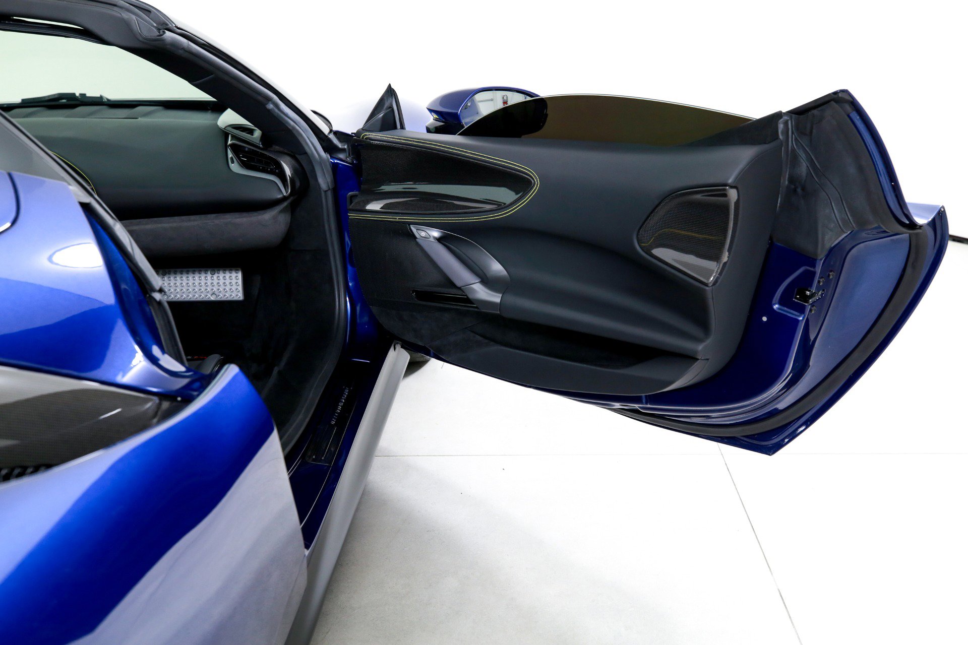 Used 2022 Ferrari SF90 Spider image 18