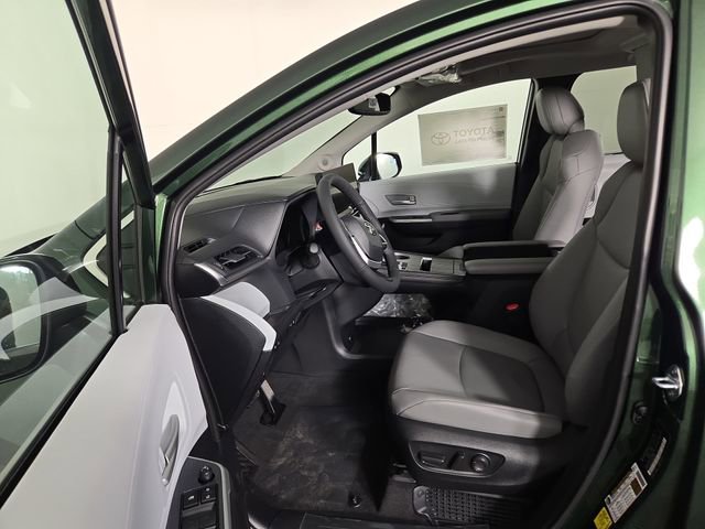 New 2026 Toyota Sienna XLE image 12