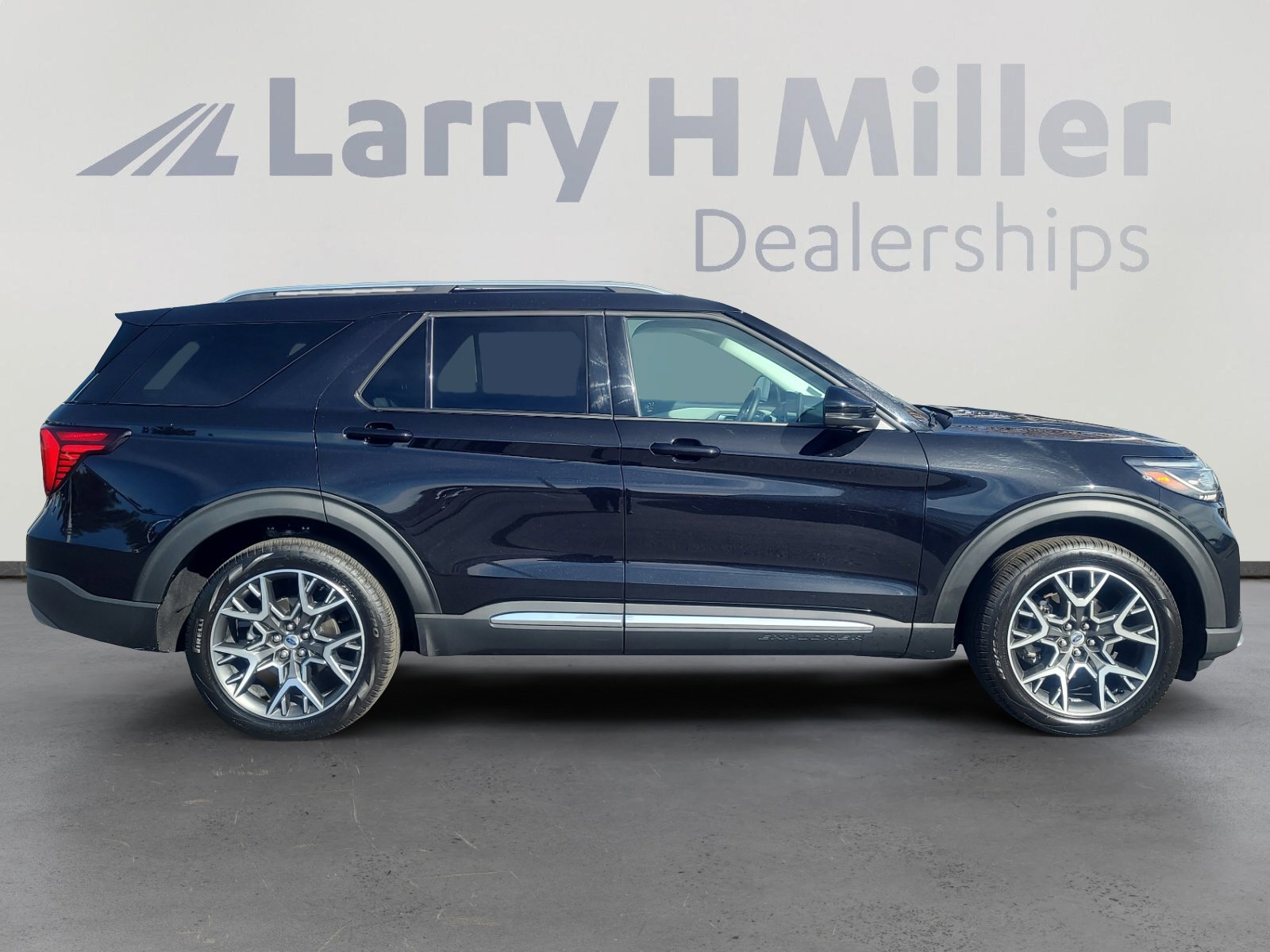 Certified 2025 Ford Explorer Platinum w/ Ultimate Package image 6