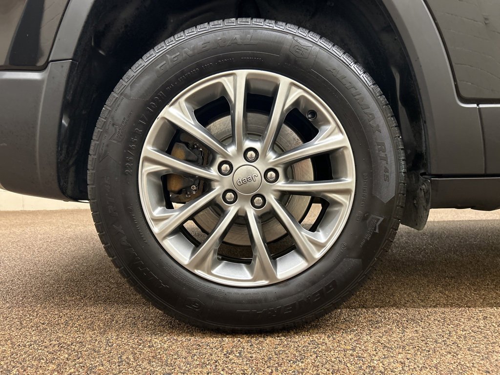 Used 2019 Jeep Cherokee Latitude Plus w/ Comfort/Convenience Group image 29