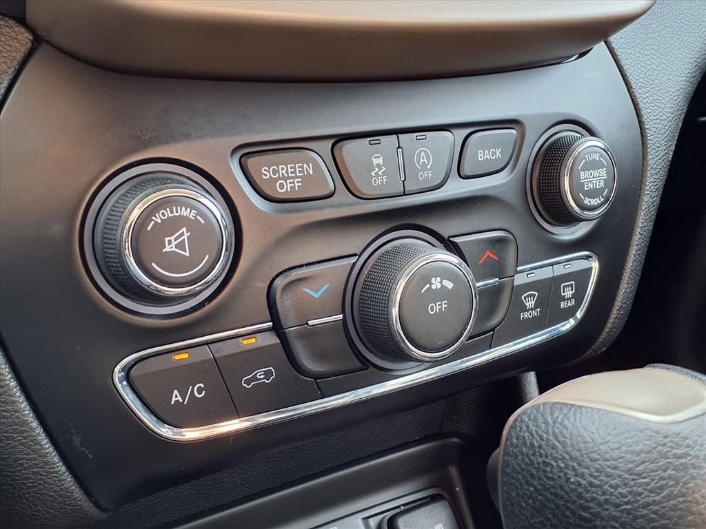 Used 2017 Jeep Cherokee Latitude w/ True North Edition image 27