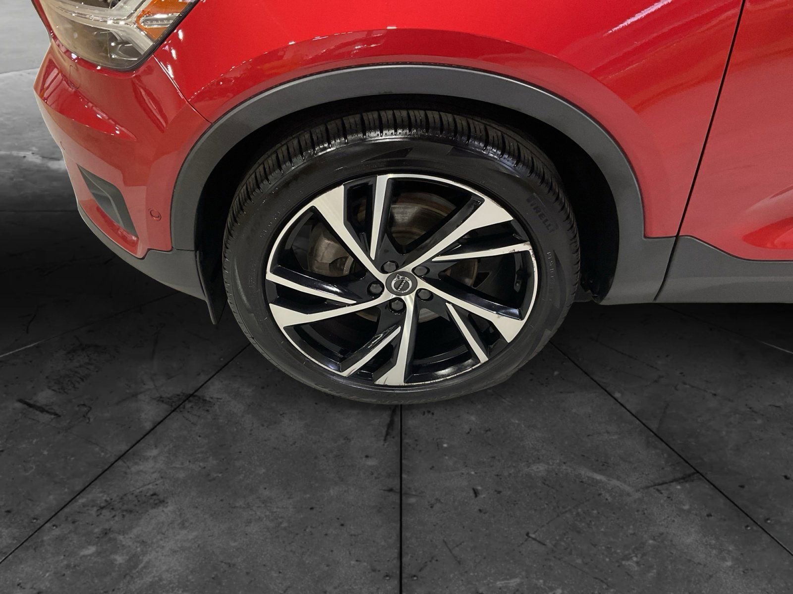 Used 2019 Volvo XC40 T5 R-Design image 3