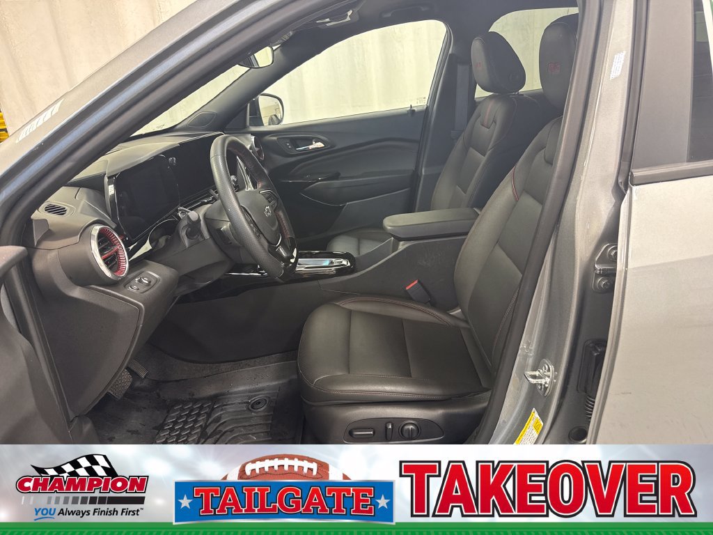Used 2025 Chevrolet Trax RS w/ Sunroof Package FWD image 11