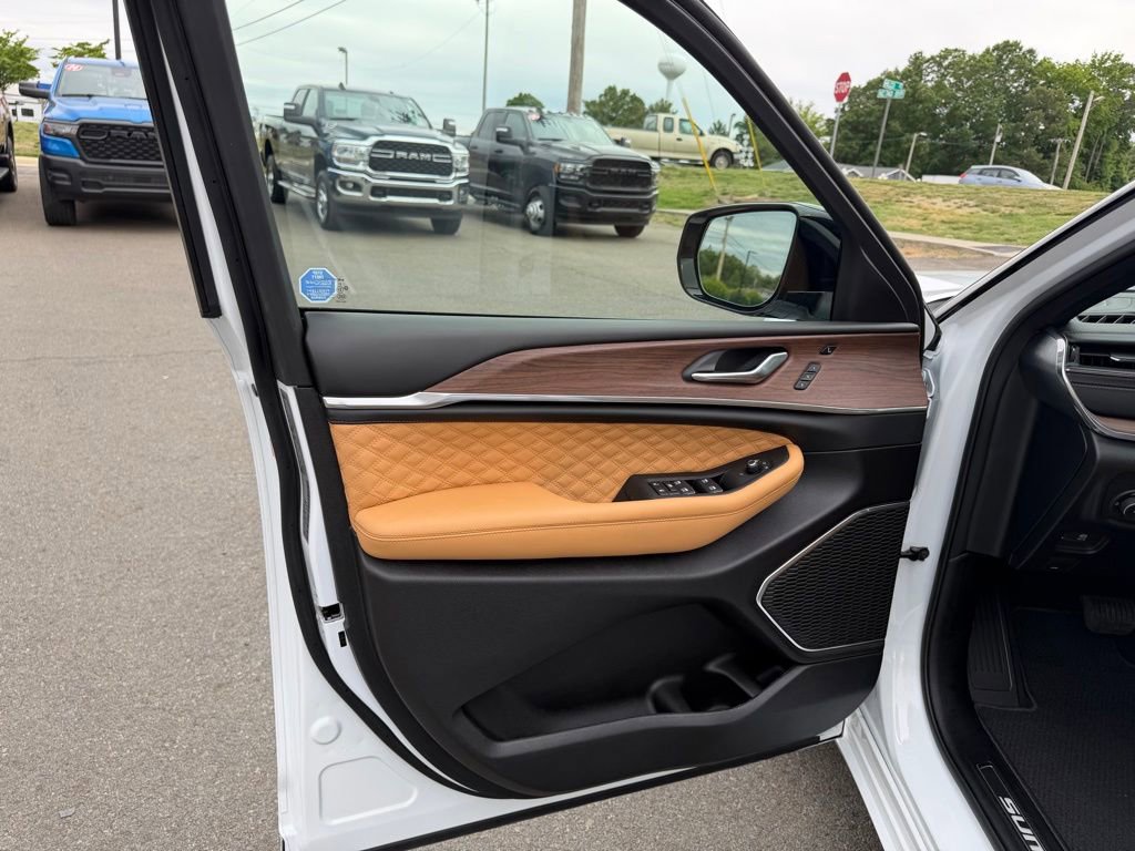 Used 2024 Jeep Grand Cherokee L Summit AWD/4WD image 13