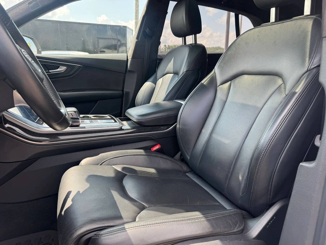 Used 2019 Audi Q8 Prestige w/ Luxury Package AWD/4WD image 13