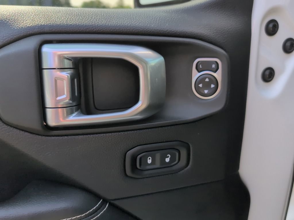 Used 2020 Jeep Wrangler Unlimited Sahara w/ Dual Top Group AWD/4WD image 9