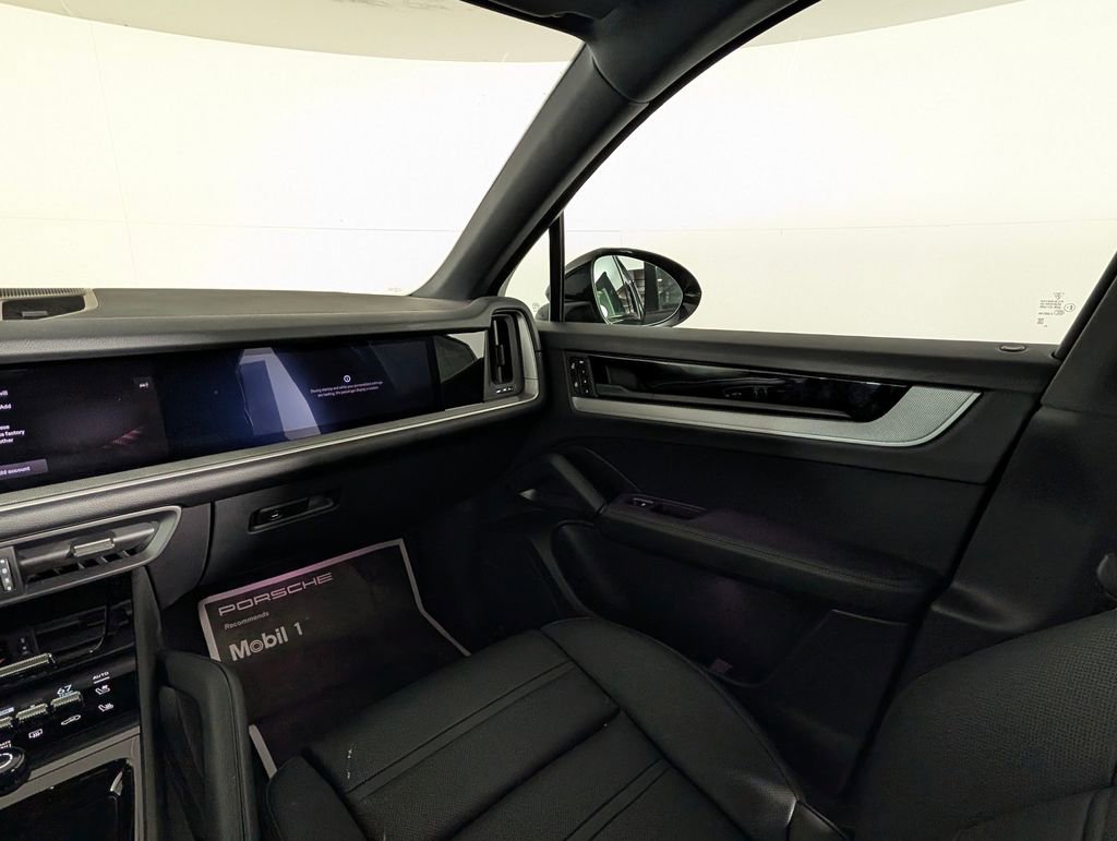 Certified 2025 Porsche Cayenne Coupe image 22
