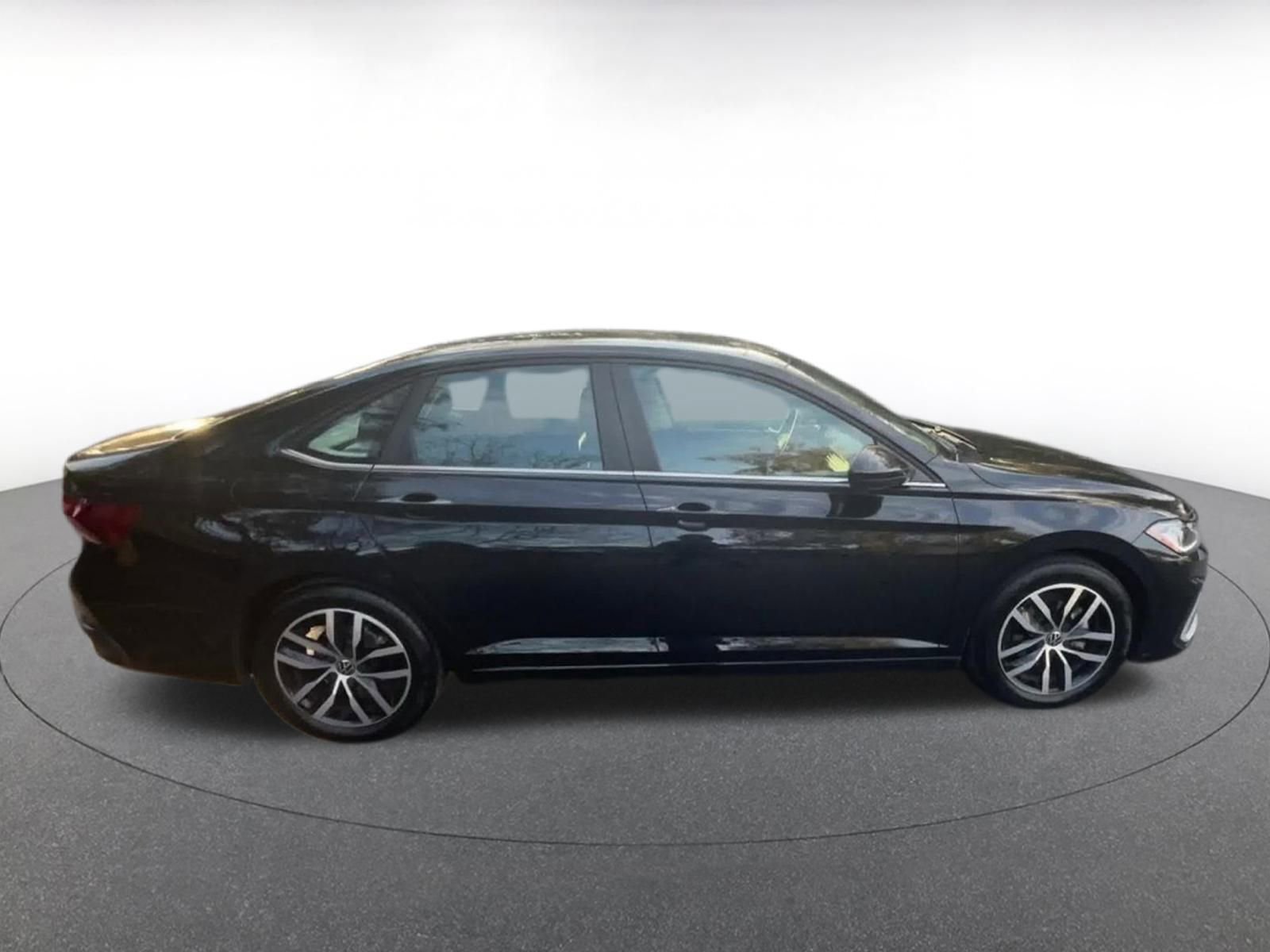 Used 2025 Volkswagen Jetta SE image 16