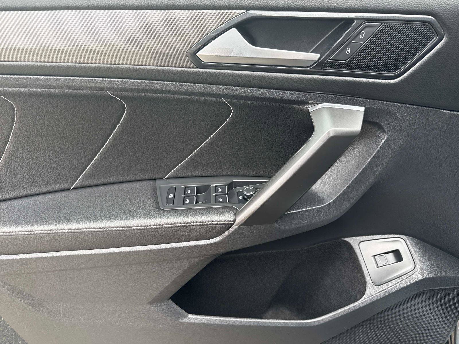 Used 2022 Volkswagen Tiguan SE w/ Panoramic Sunroof Package image 18