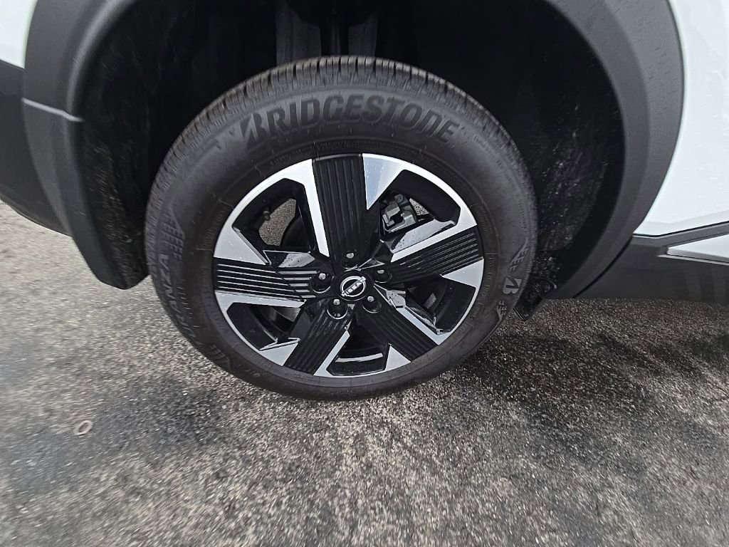 Used 2025 Nissan Kicks SV image 11