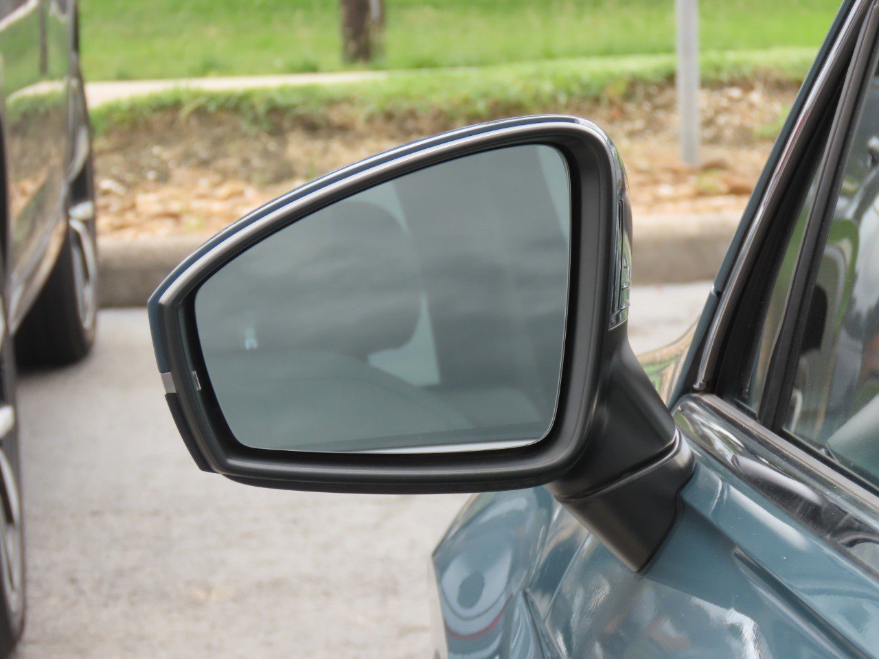 Used 2021 Volkswagen Tiguan SE w/ Panoramic Sunroof Package FWD image 16