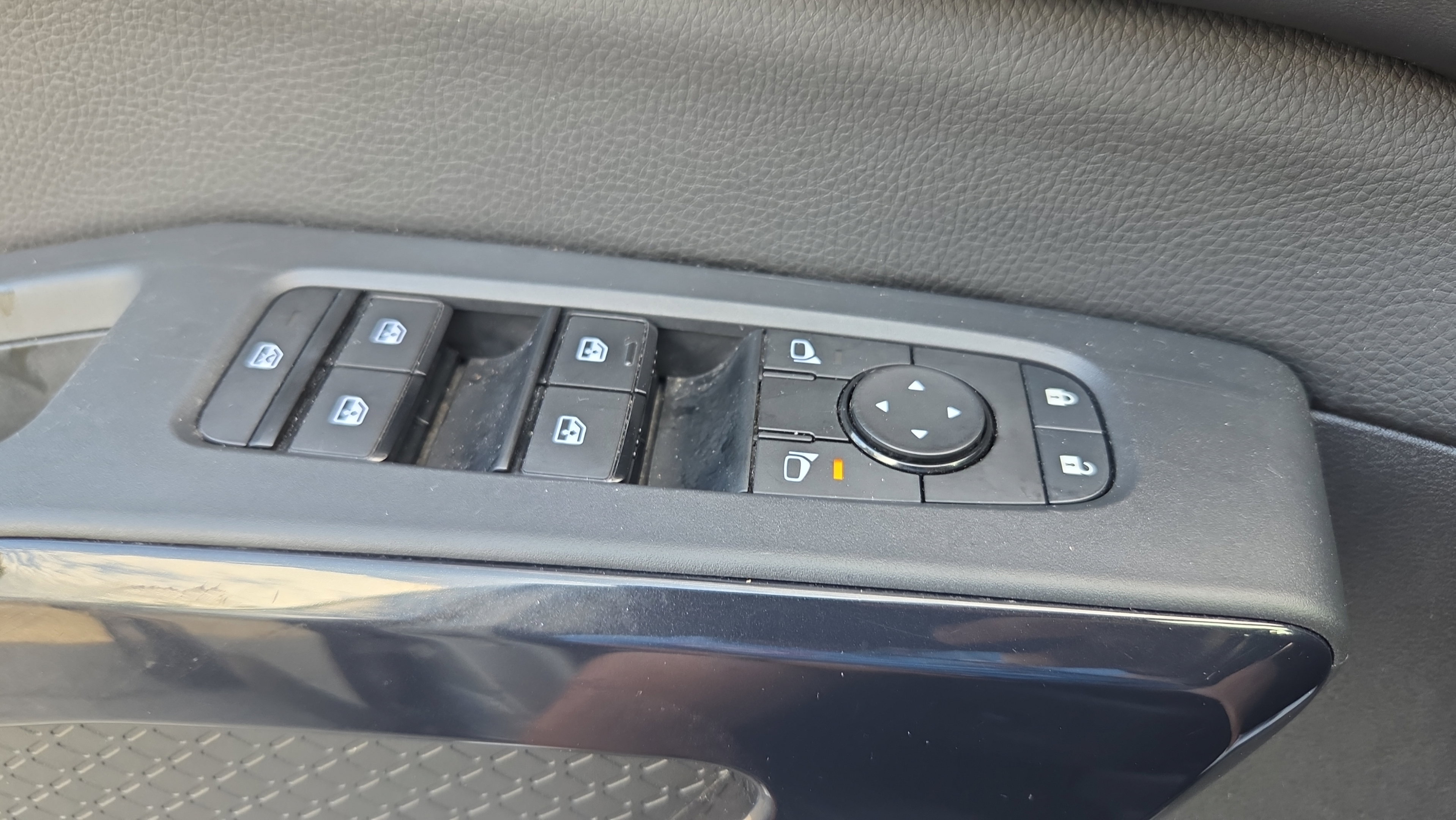 Used 2025 Nissan Pathfinder SV FWD image 28