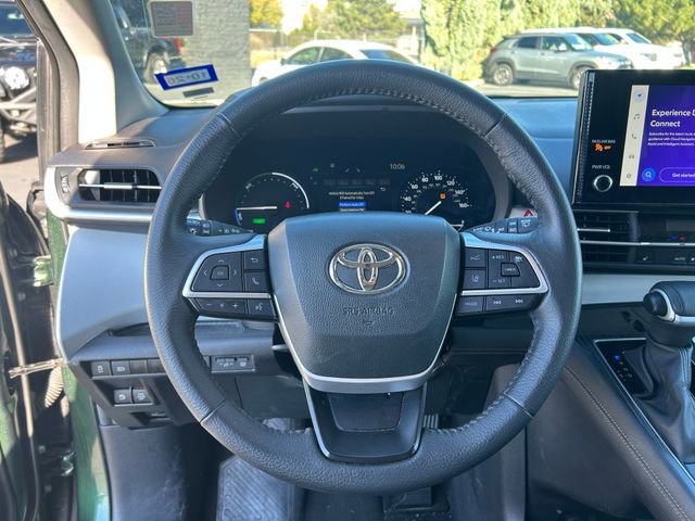 Used 2025 Toyota Sienna XLE image 21