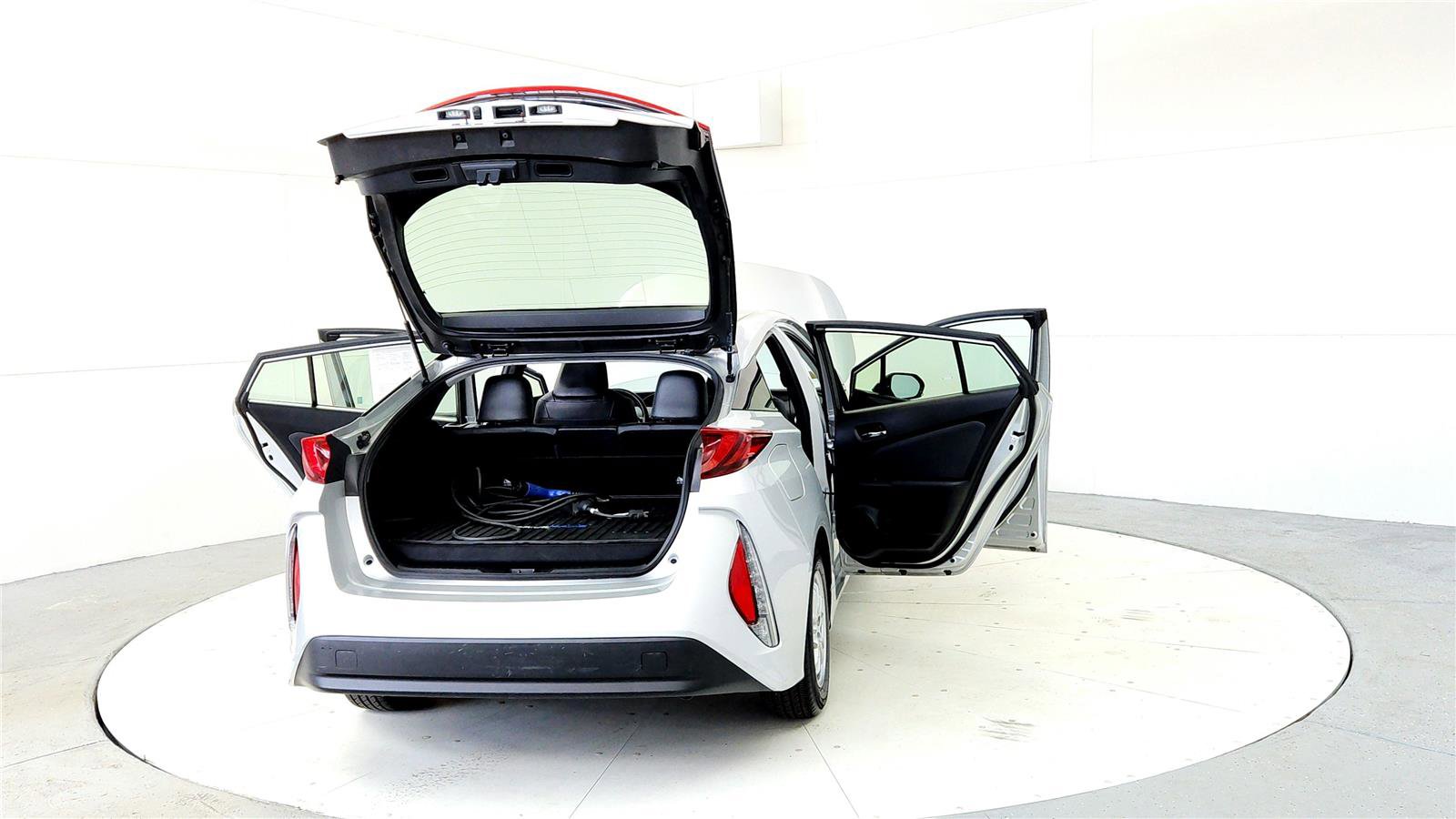 Used 2018 Toyota Prius Prime Premium image 11