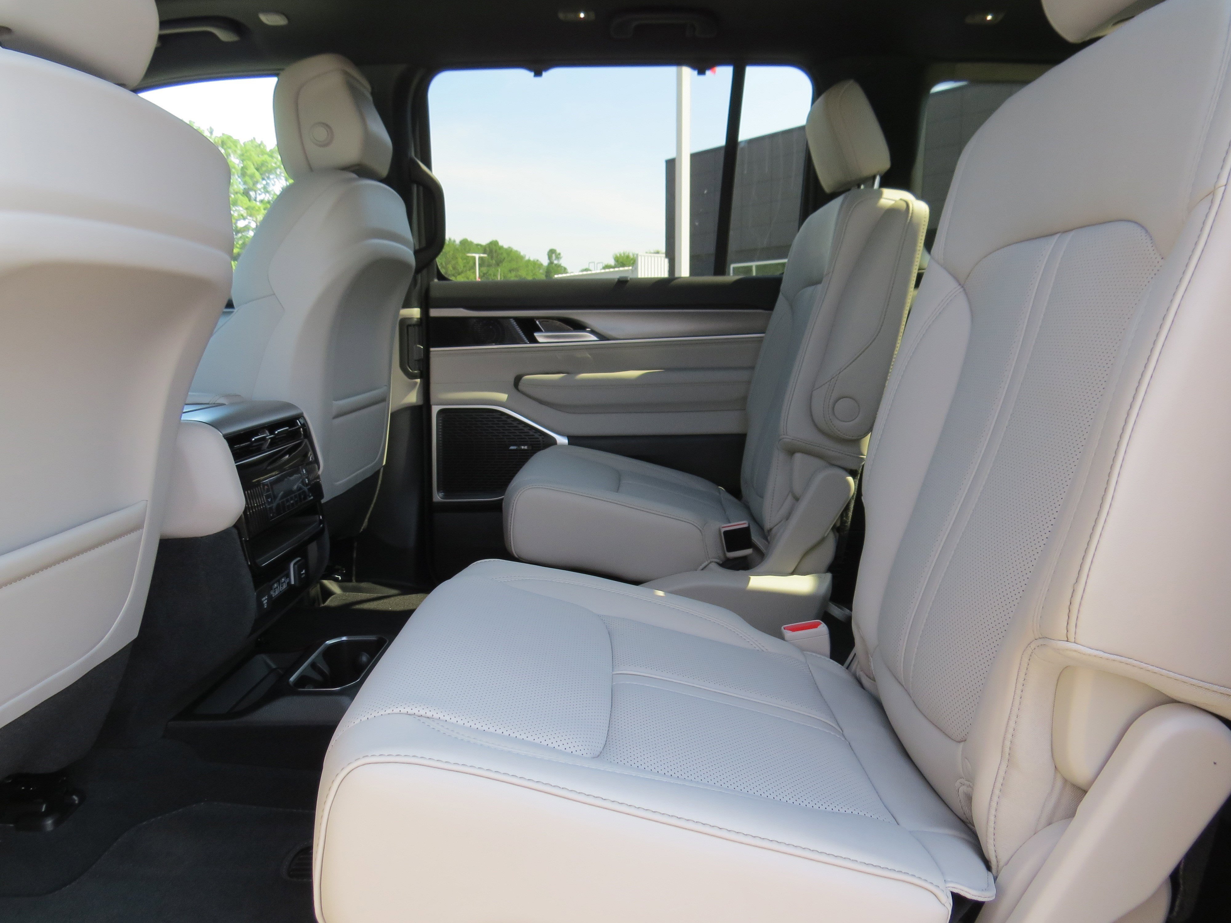 New 2025 Jeep Wagoneer L Series II w/ Convenience Group I image 18