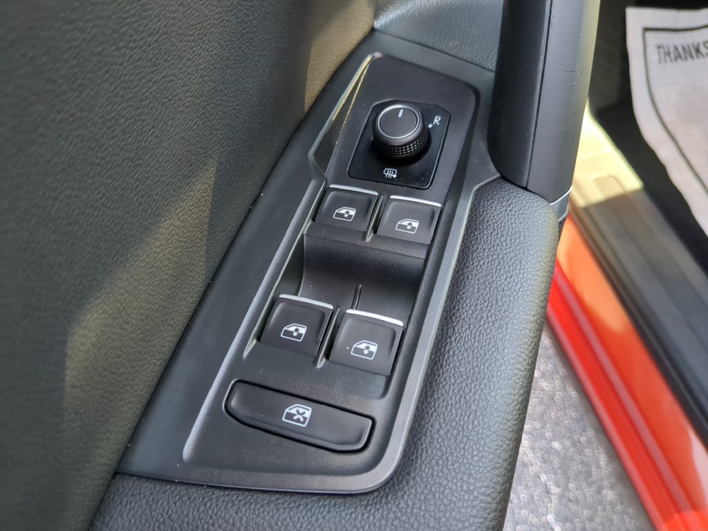 Used 2018 Volkswagen Tiguan SE w/ Panoramic Sunroof Package FWD image 19