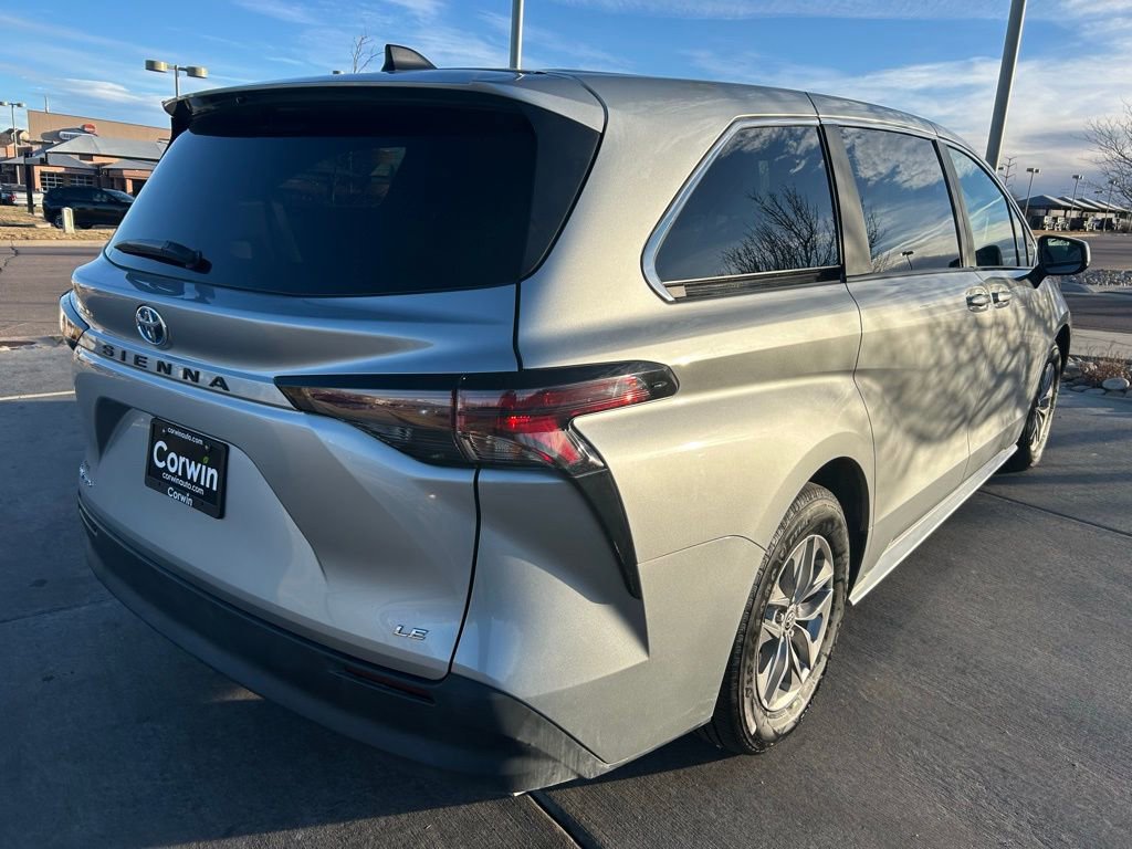Used 2025 Toyota Sienna LE image 8