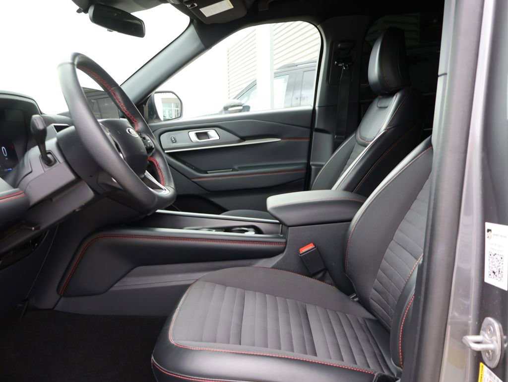 Used 2025 Ford Explorer ST-Line w/ ST-Line Street Pack AWD/4WD image 24