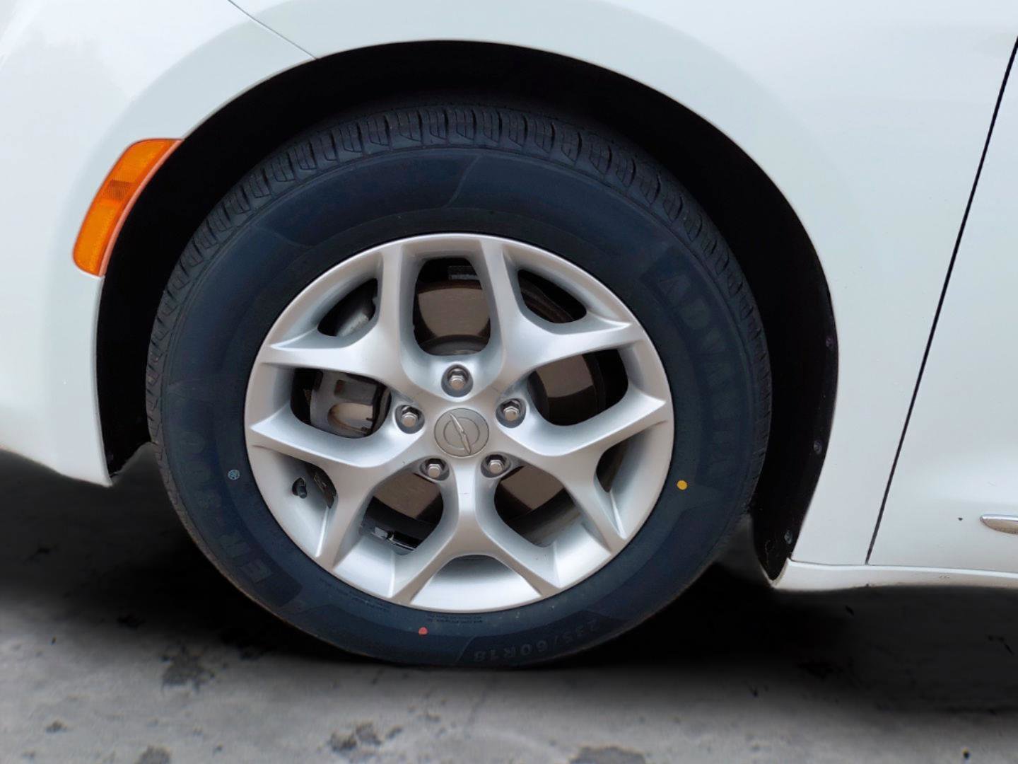 Used 2019 Chrysler Pacifica Touring-L Plus w/ Tire & Wheel Group FWD image 10