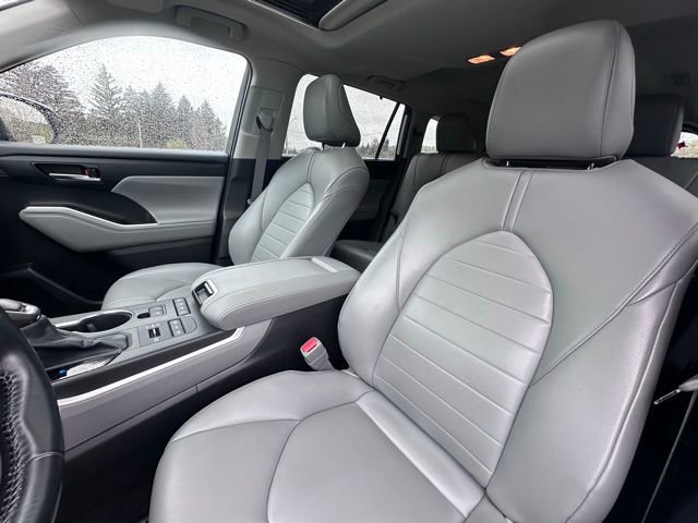 Used 2022 Toyota Highlander XLE AWD/4WD image 12