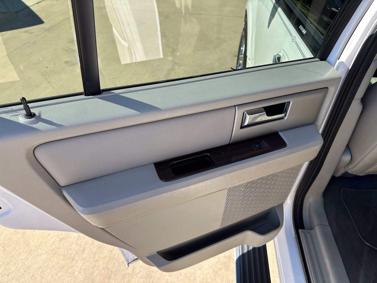 Used 2010 Ford Expedition Limited RWD image 14