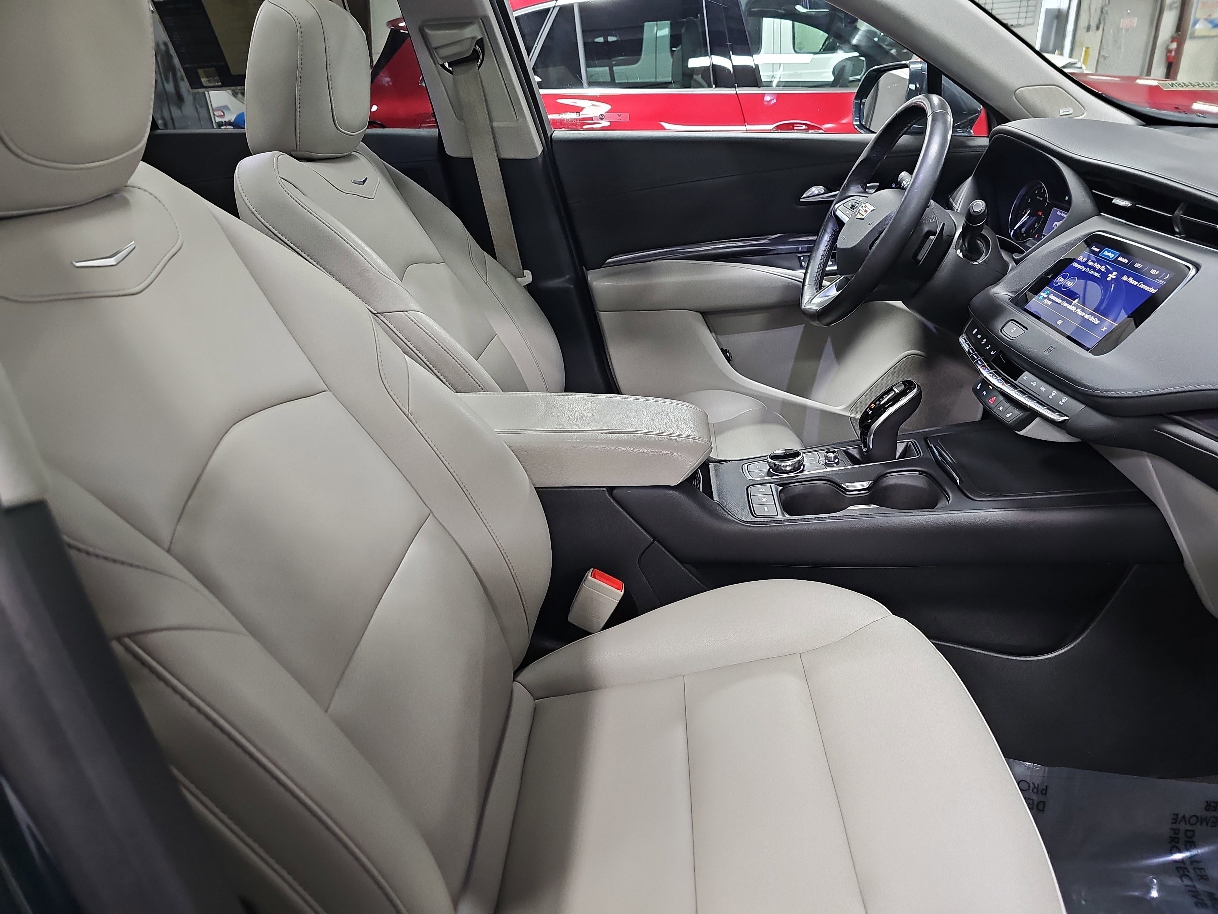 Used 2021 Cadillac XT4 Luxury w/ Cold Weather Package image 10