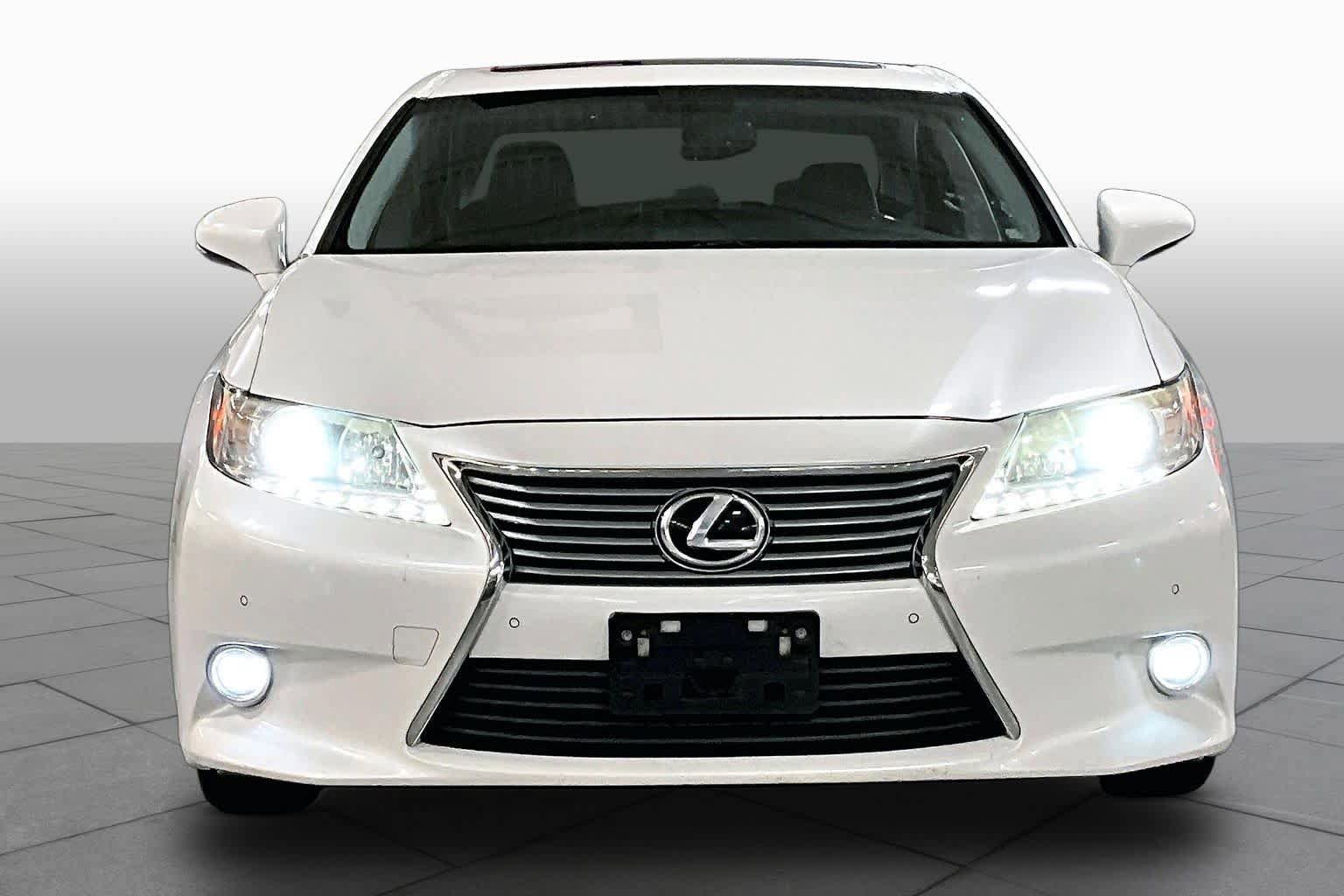 Used 2014 Lexus ES 350 w/ Luxury Package FWD image 4
