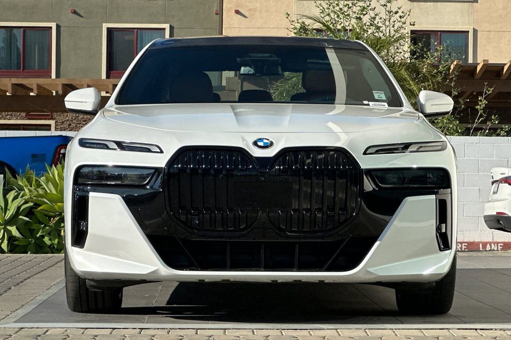 Used 2023 BMW 740i image 8