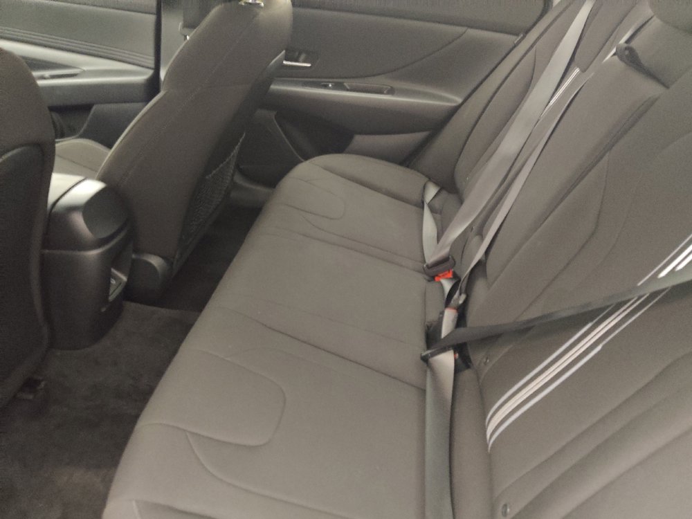 Used 2025 Hyundai Elantra SEL image 18