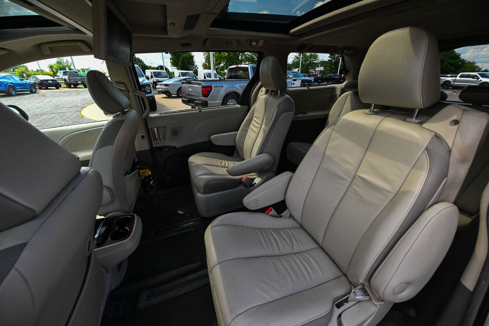 Used 2011 Toyota Sienna Limited w/ Premium Pkg FWD image 21