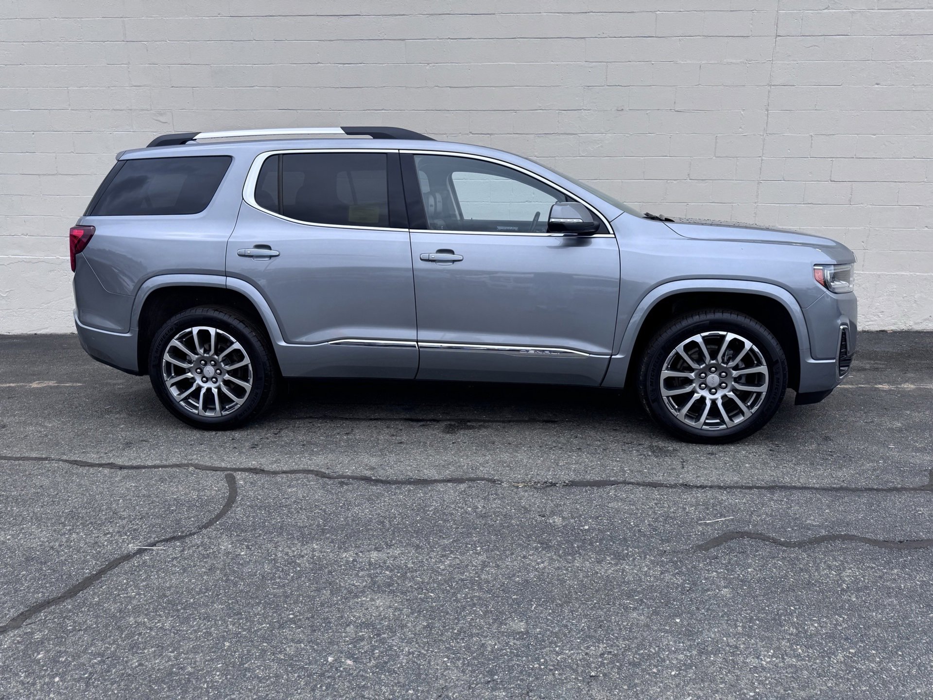 Used 2023 GMC Acadia Denali image 5